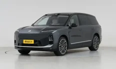 蔚来全新ES8：飞航按键岛+前备舱采用压电陶瓷车标