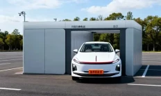 巧克力换电香港站启动：全球首台右舵红旗E-QM5换电出租车亮相