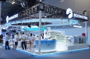 WAIC 2026 | 取药、衣物洗烘，穹彻智能机器人演示“真上班”