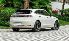 问界M5 Ultra发布跃影红新车色 售22.98万起/限时免费选配