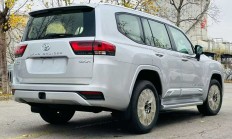 丰田酷路泽5700具备越野车功能又能城市中行驶